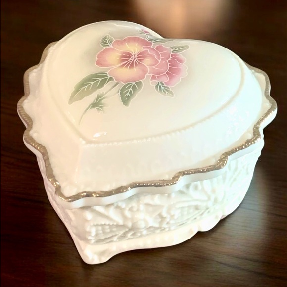 Vintage Signed Porcelain Trinket Music Box Heart Shape Victorian - Picture 2 of 6